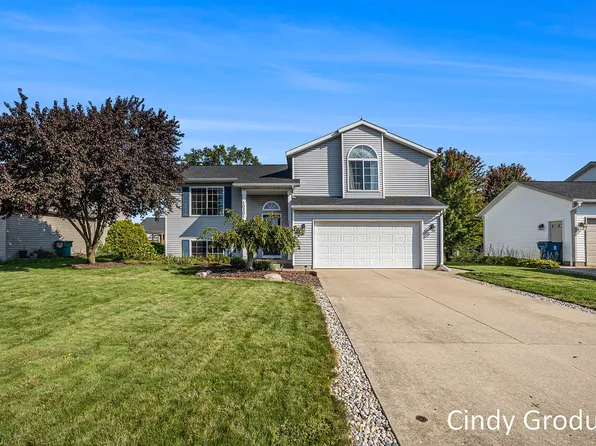 10301 Lynwood Ln, Zeeland, MI 49464
