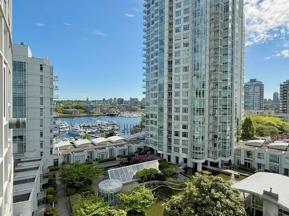 198 Aquarius Mews, Vancouver, BC V6Z 2Y4