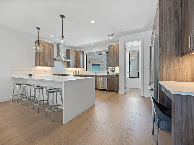 2457 Walnut St — Photo 4