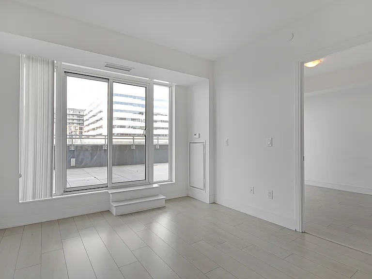 525 Adelaide St W — Photo 14