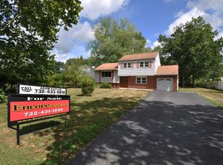 8 Chaucer Rd, Manalapan, NJ 07726