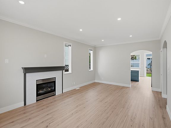 3rd image of 2844 Shuttle St