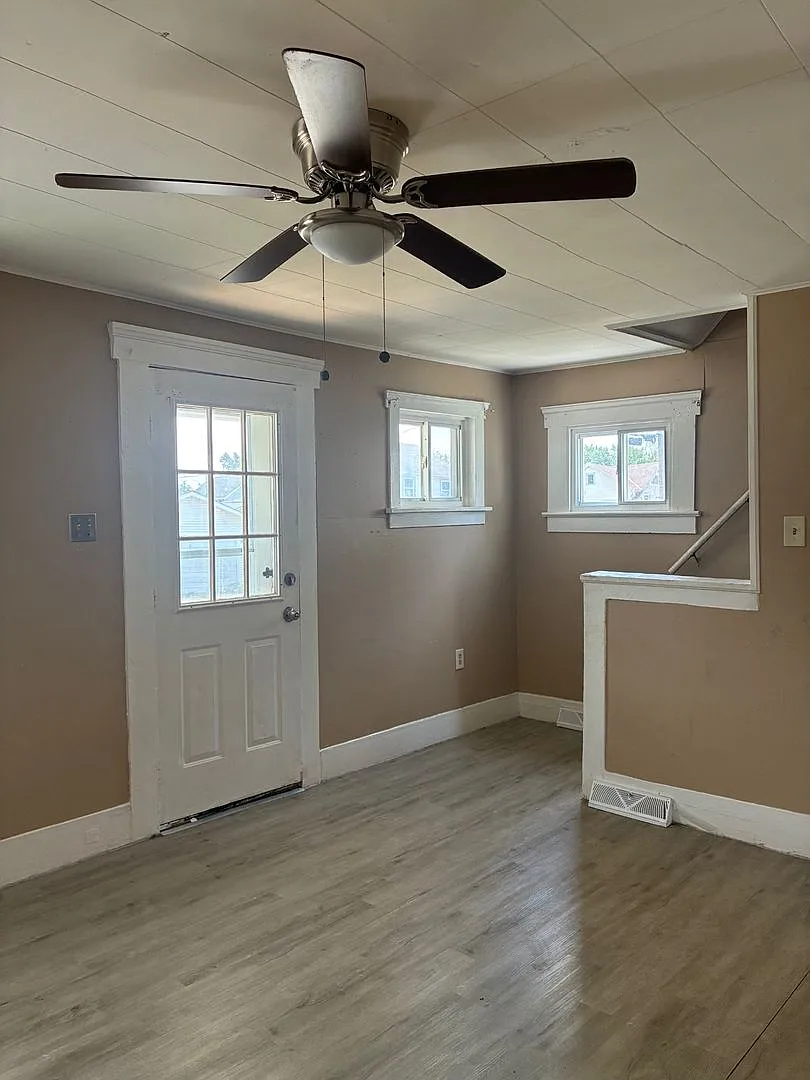 Charming 3 Bed Property at Prime Location — Photo 3