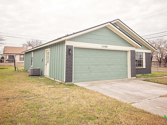 2nd image of 2608 Woodlands Dr