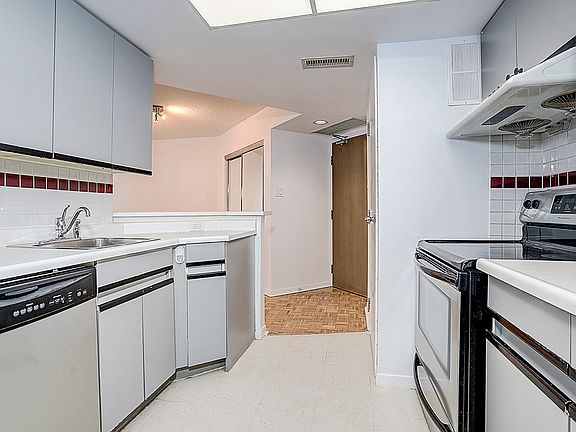 3rd image of 1001 Bay St #907