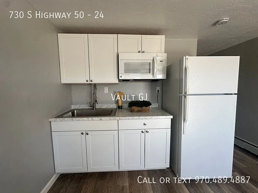 Updated Unit with Hard floors! Utilities included — Photo 4