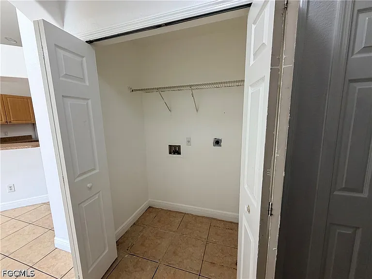 527 NE 24th Pl — Photo 16