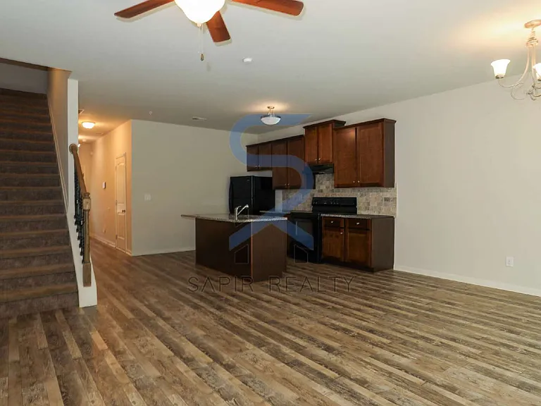 1545 Iris Walk — Photo 3