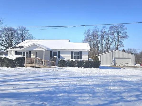 9531 Pine Island Dr NE, Sparta, MI 49345