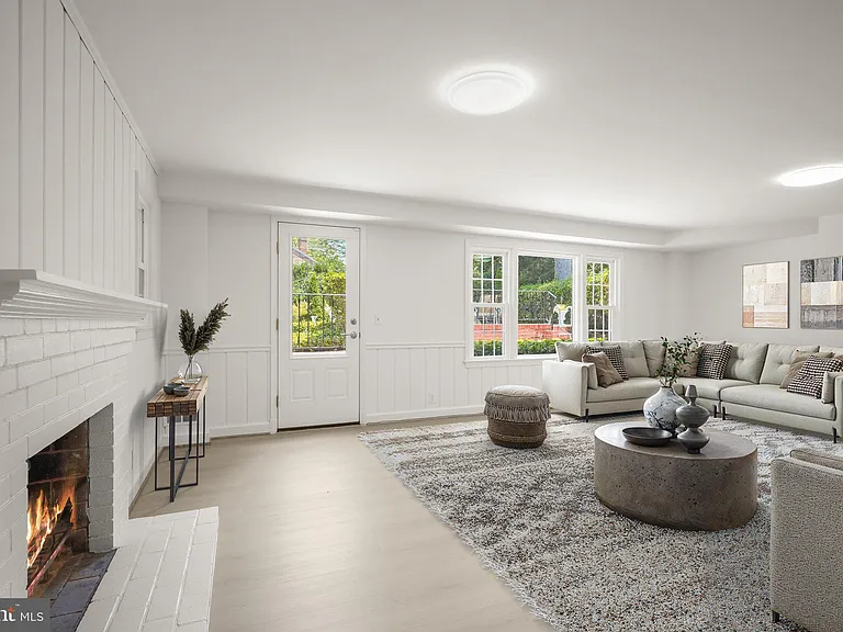 7109 Radnor Rd — Photo 16