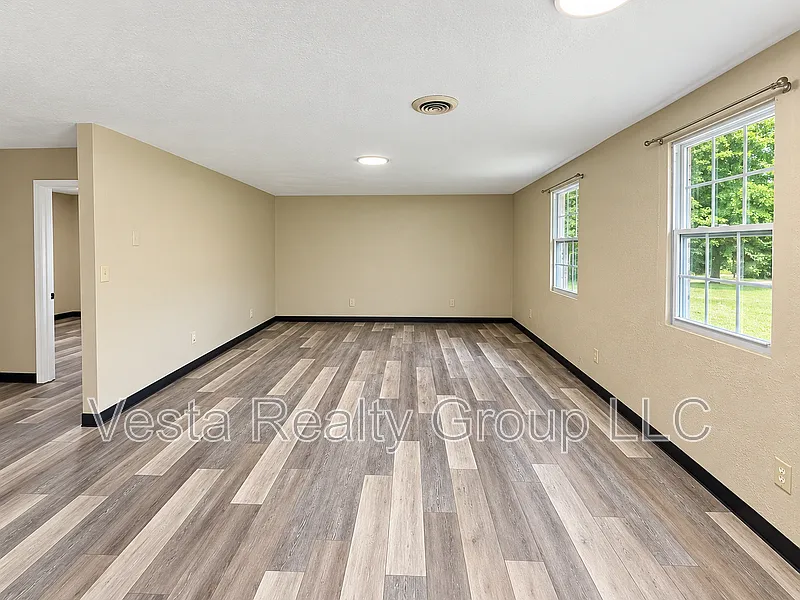 2 bed, 1.0 bath, 942 sqft, $1,200 — Photo 2