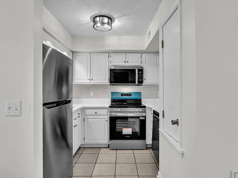 1056 N Montgomery St — Photo 9