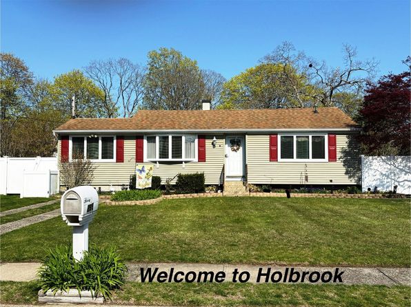 295 Coates Avenue, Holbrook, NY 11741