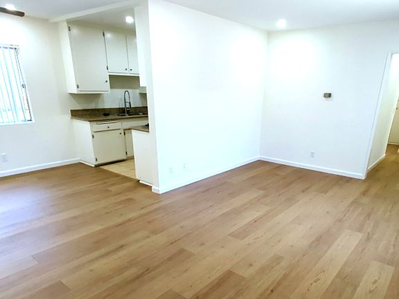 4th image of 13807 Oxnard St #22