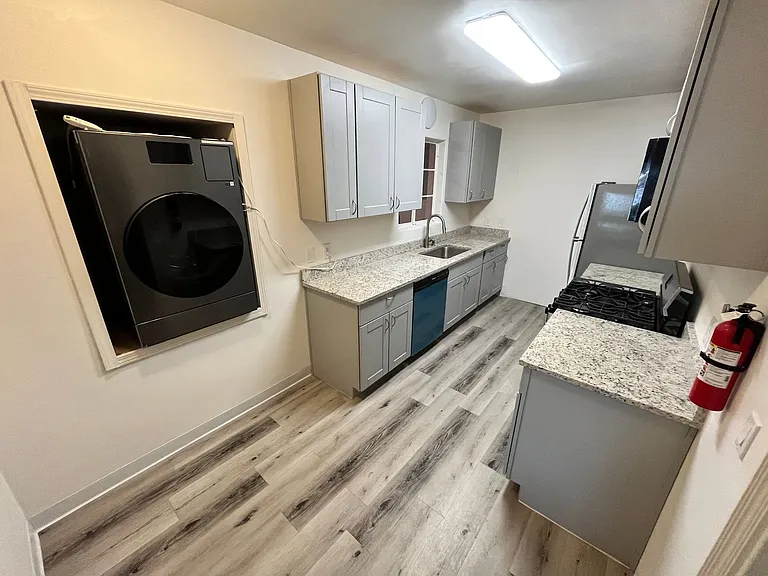 2220 E Grant Rd — Photo 16