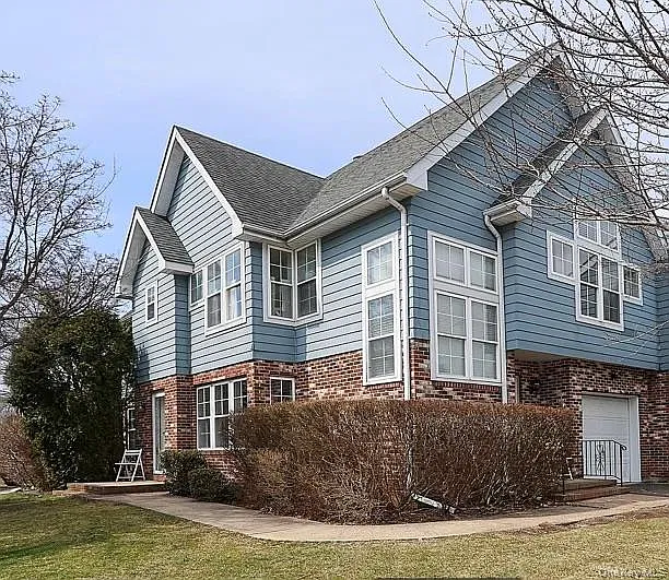 20-22 Broadlawn Dr