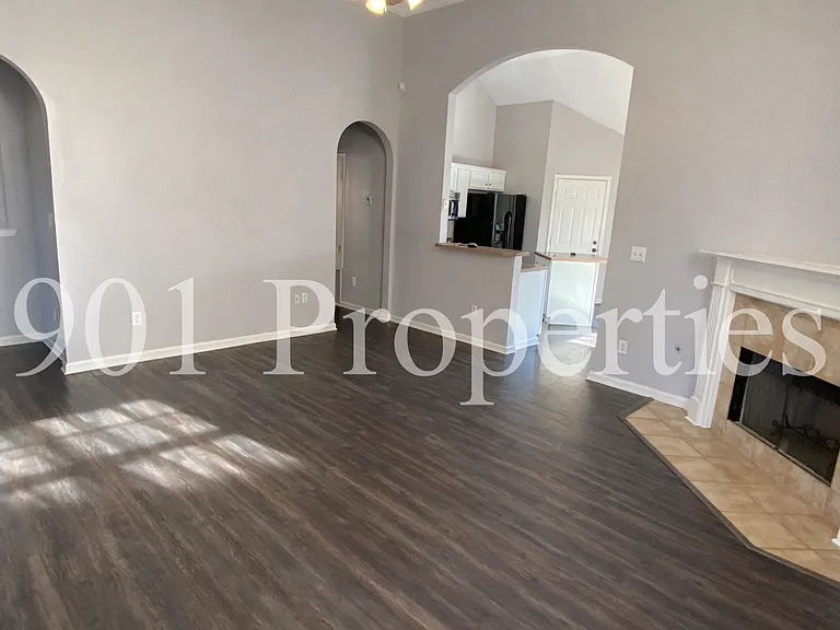 1120 Averett Ln — Photo 4