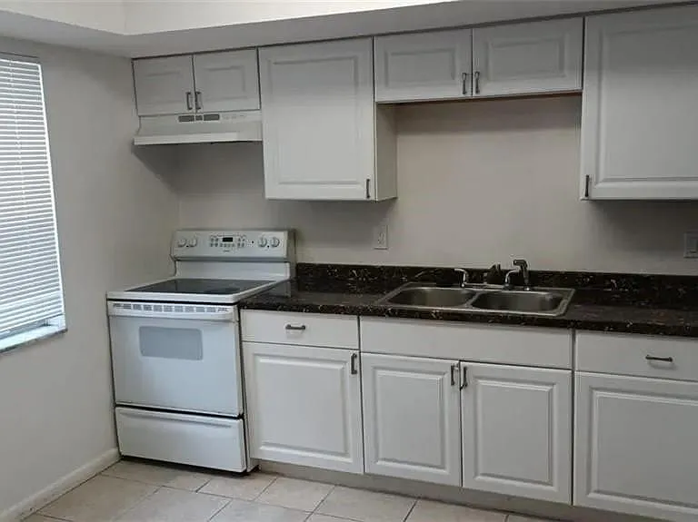 2524 Congress St — Photo 10