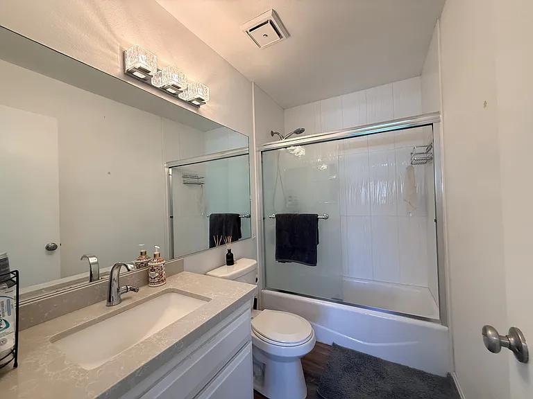 20120 Runnymede St #15 — Photo 6