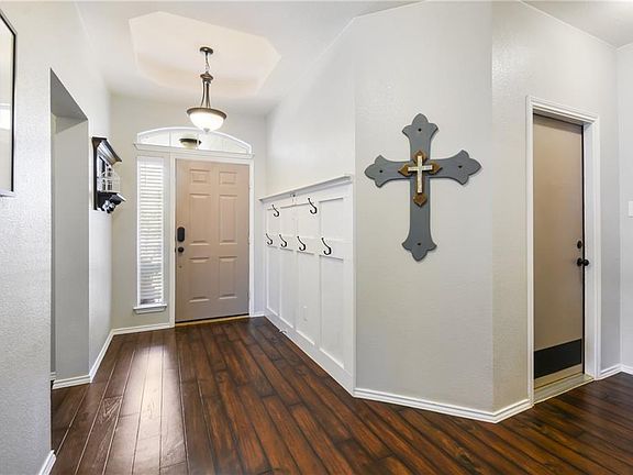 4th image of 1009 Whitley Dr