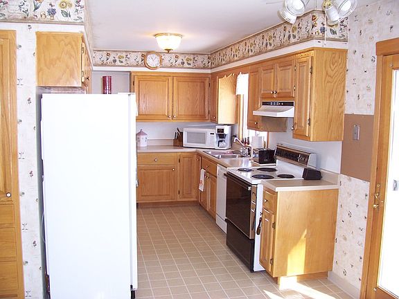 Bright Kit w lots of cabinet space