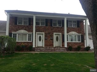 18 Forsythia Ln, Paramus, NJ 07652