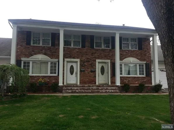 18 Forsythia Ln, Paramus, NJ 07652