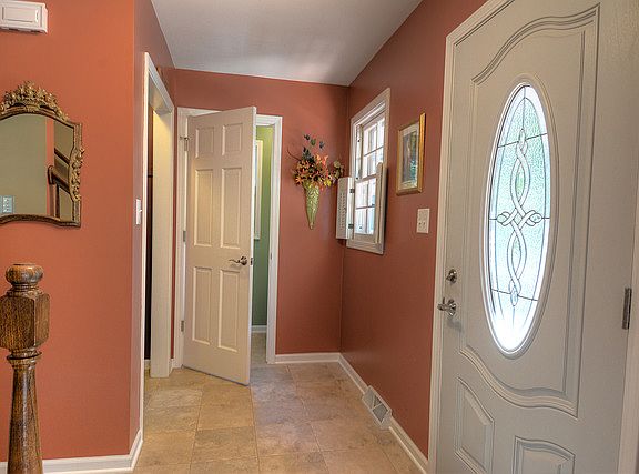 3rd image of 133 Woodward Ave