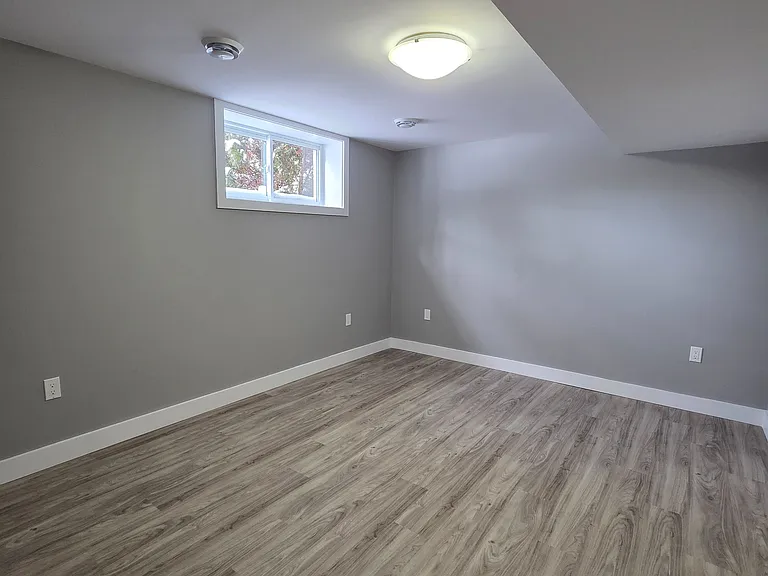 398 Kingsway St E #2 — Photo 16
