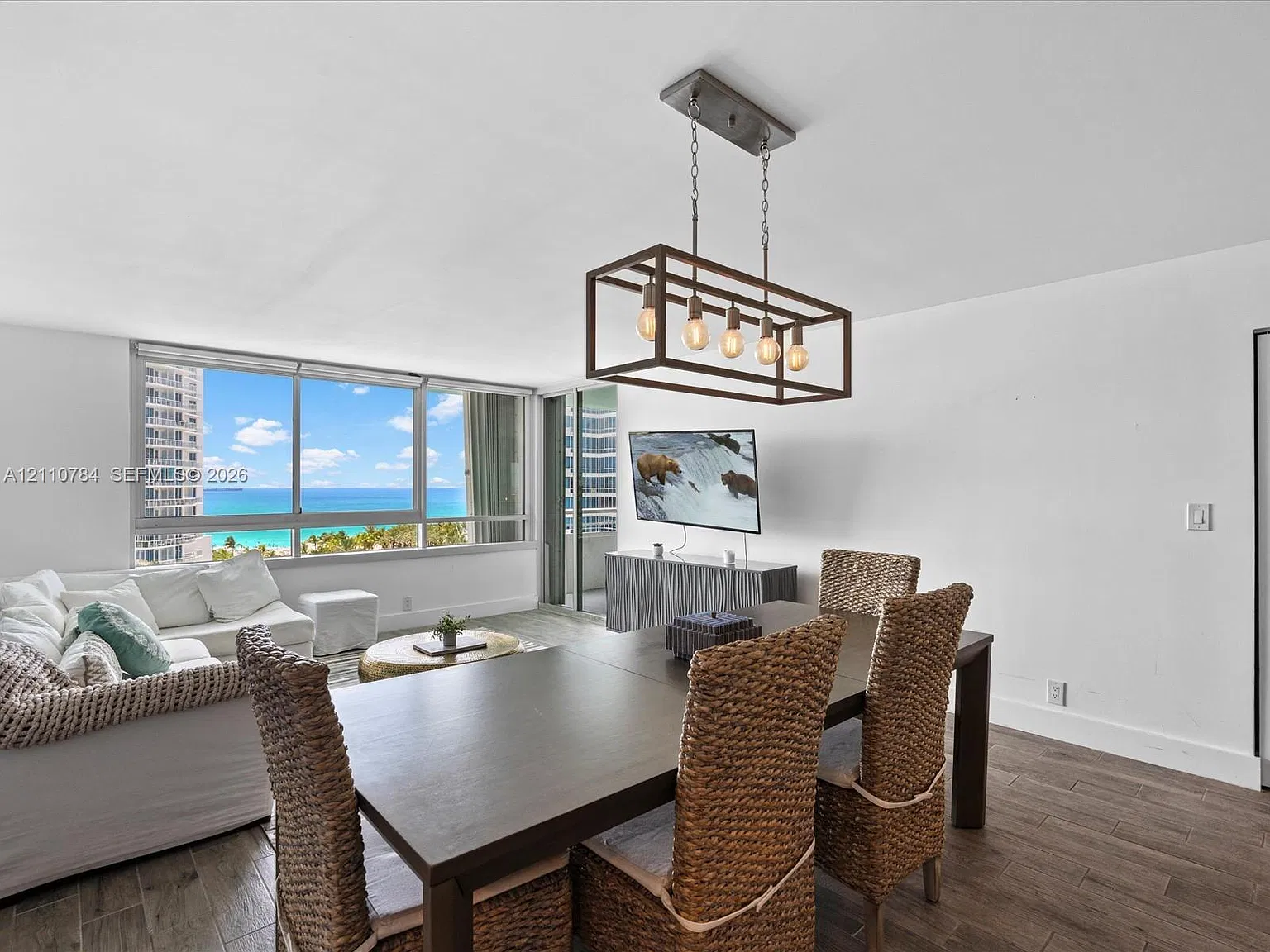 400 S Pointe Dr — Photo 4
