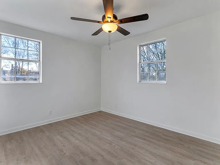 124 Grenadier Dr — Photo 20