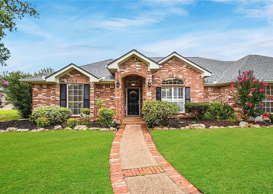 1st image of 117 Laurel Oaks Ln