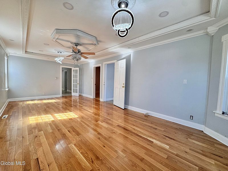 5th image of 222 Duane Avenue