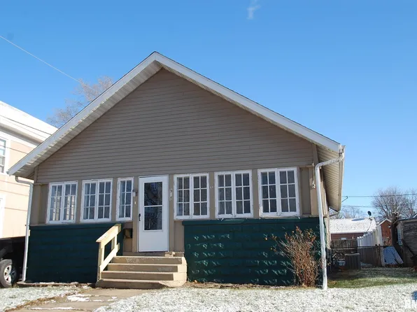 918 S 7th St, Pekin, IL 61554