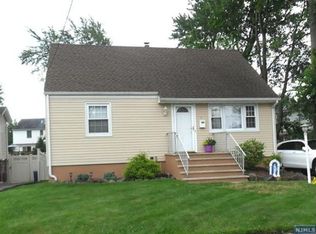 6 Crestwood Ct, Totowa, NJ 07512