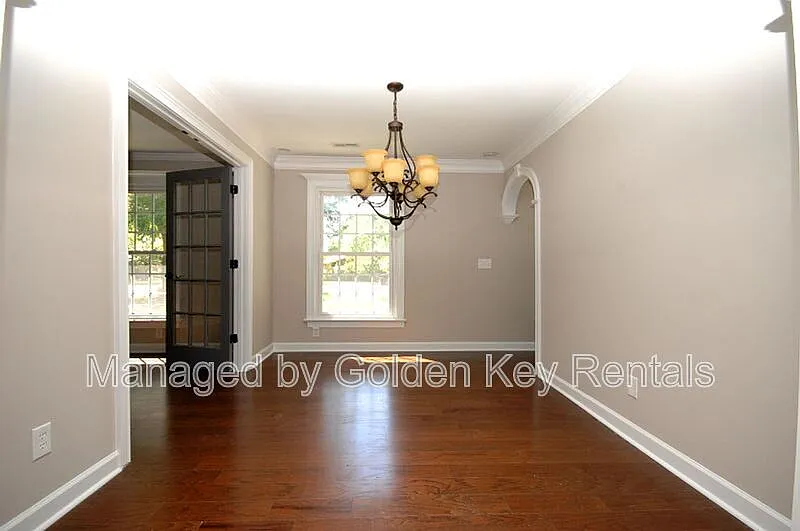 3 bed, 2.0 bath, 2300 sqft, $2,100 — Photo 4