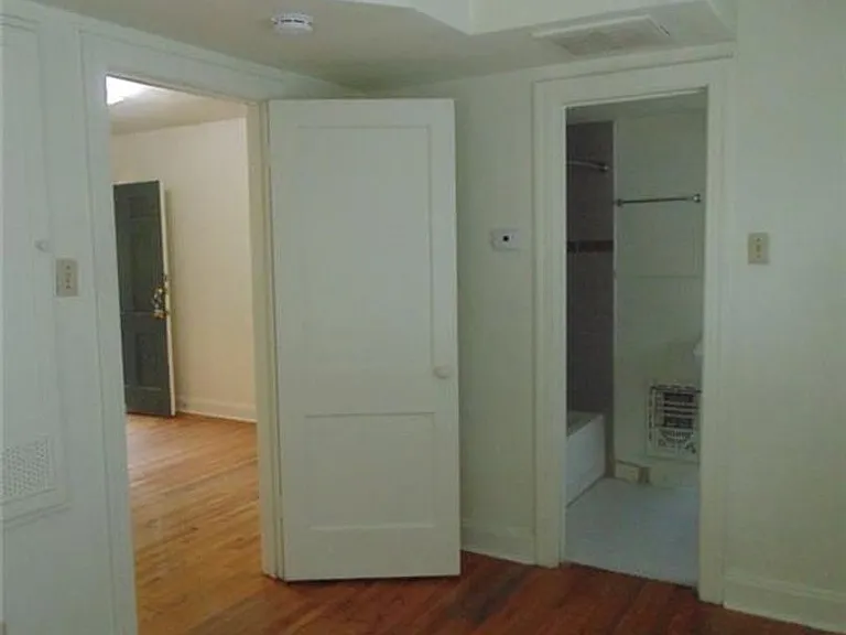 912 W 22nd 1/2 St #I — Photo 7