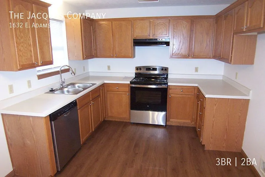 Quiet Northside Neighborhood 3 Bedroom 2 Bath 2 Car Garage Excellent Condition — Photo 3