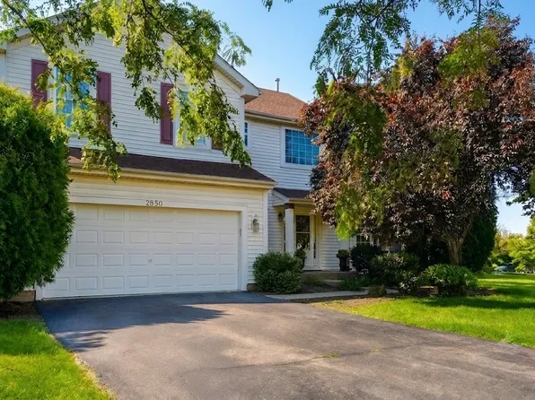2850 Farmington Dr, Lindenhurst, IL 60046