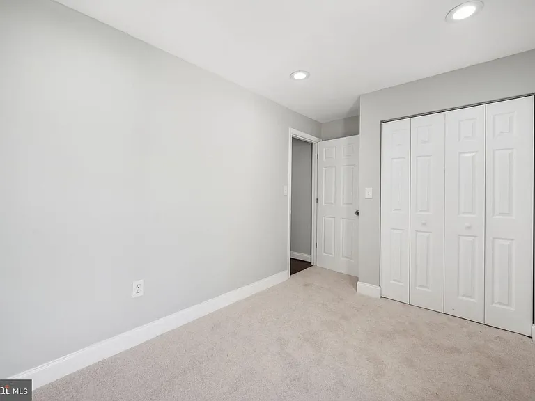 908 W Lombard St — Photo 11