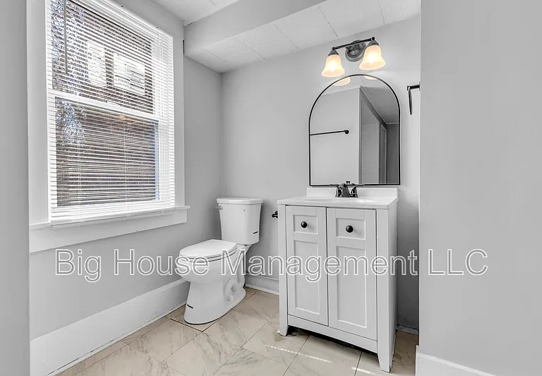 1105 W Lombard St — Photo 18