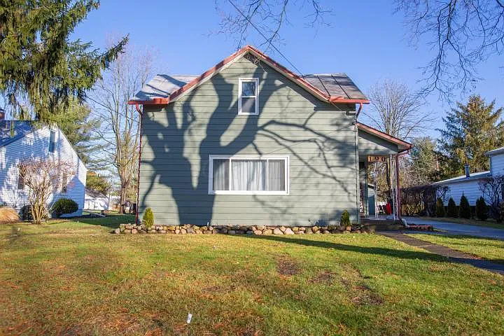 190 Letts Ave photo 1
