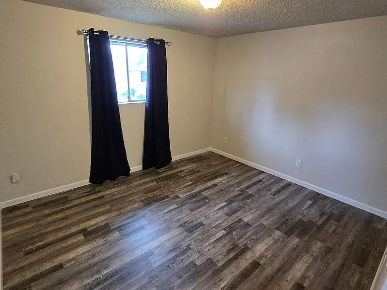1320 Summers Ln — Photo 6