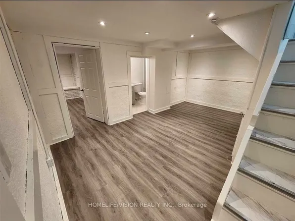 271 Sussex Ave #Basement, Richmond Hill, ON L4C 2G6
