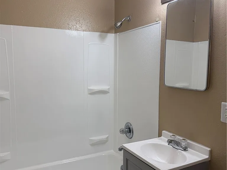 110 Silver St — Photo 34