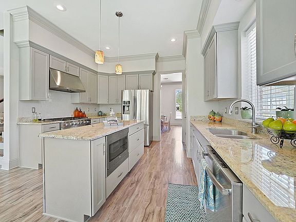2nd image of 26 Briar Hollow Dr