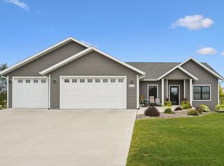 2413 Red Oak Rd, Decorah, IA 52101