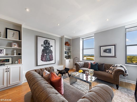 5th image of 310 S Michigan Ave Unit 902