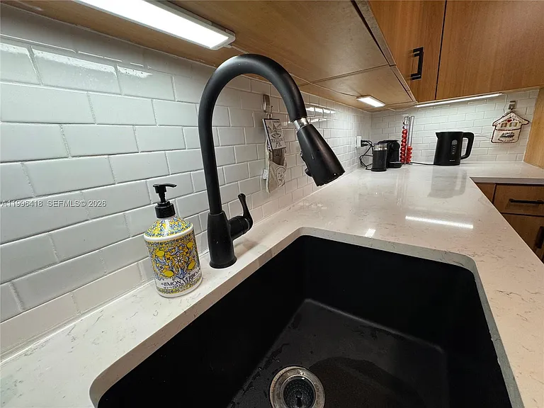 7501 E Treasure Dr #7L — Photo 14