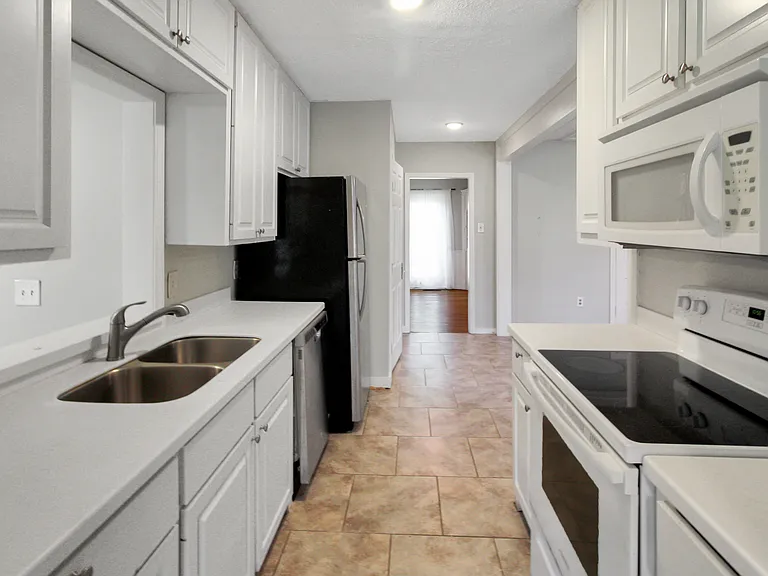 811 Oakwood Dr — Photo 7